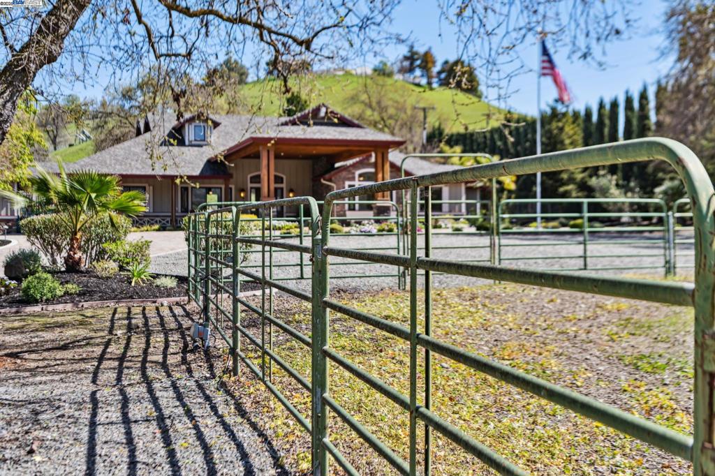 HAPPY VALLEY - Residential