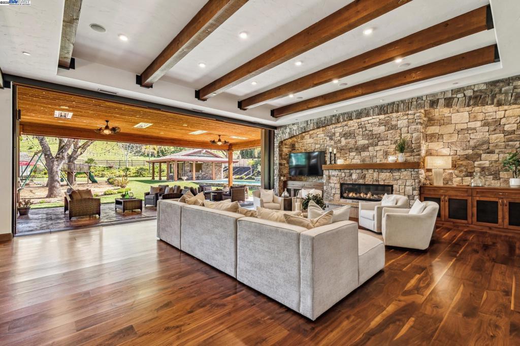 HAPPY VALLEY - Residential