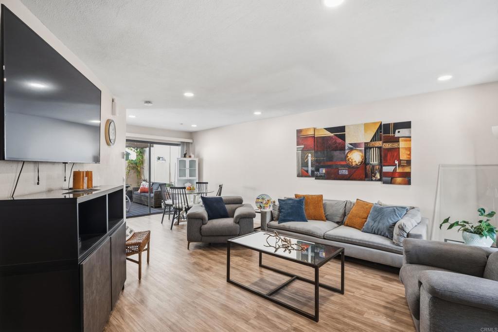 Properties 1 8435 Via Mallorca 92