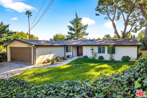 Photo of 20524 Rhoda Street, Woodland Hills, CA 91367 (MLS # 25626173)