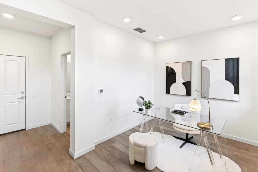 Photo of 817 Galt Terrace #4, Sunnyvale, CA 94085 (MLS # ML82031921)