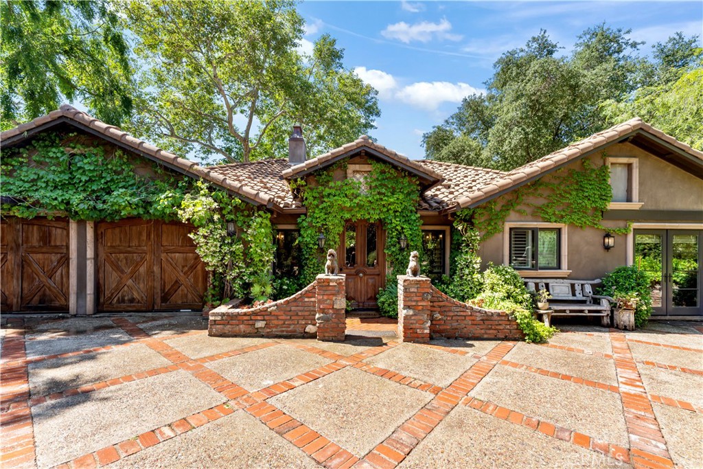 302 W Carter Avenue