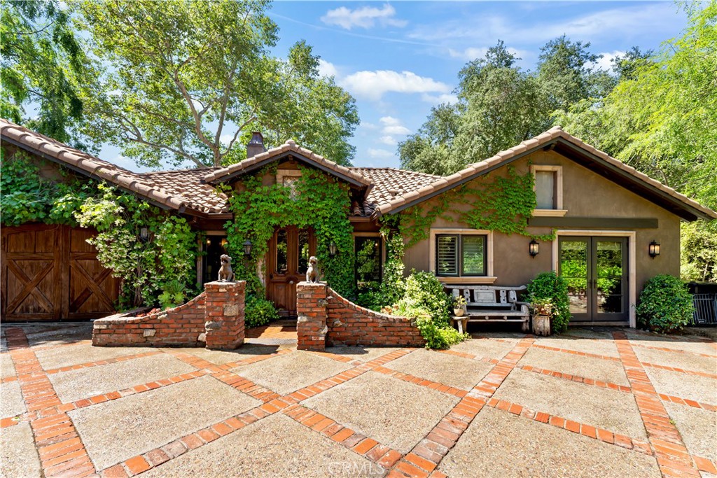 302 W Carter Avenue