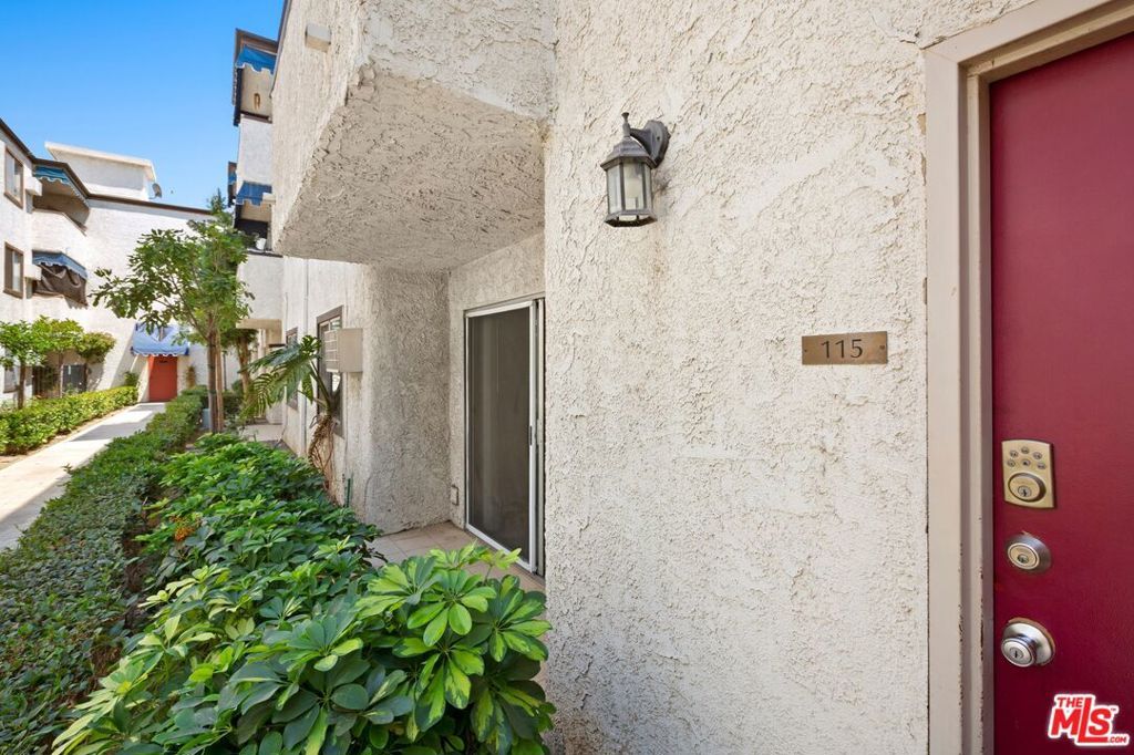 Photo of 18530 Hatteras Street #115, Tarzana, CA 91356 (MLS # 26650733)