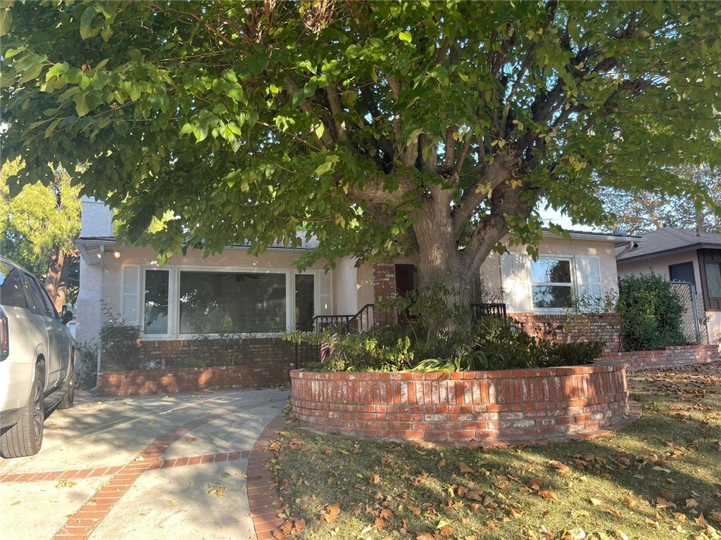 This isn’t just a single-family home; it’s brimming with potential! You can either enjoy it as your cozy residence and turn the garage into an ADU, or transform it into your next big investment property. With LAR 1.5 zoning, you have the option to build two units along with two ADUs. Don’t hesitate—seize this fantastic opportunity to own four units in the sought-after area south of Ventura Boulevard in Woodland Hills, just minutes away from Malibu, Topanga Mall, and the 101 Freeway!