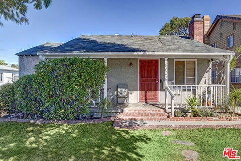 Photo of 8046 Westlawn Avenue, Los Angeles, CA 90045 (MLS # 26101915)