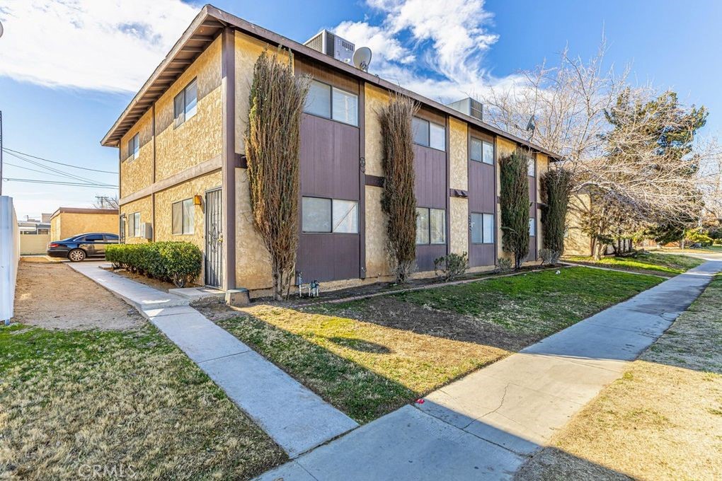 2 Bed 1 Bath Condo with wood floors, updated kitchen, bedroom and bathroom upstairs.
Close to Lancaster Blvd and Metro