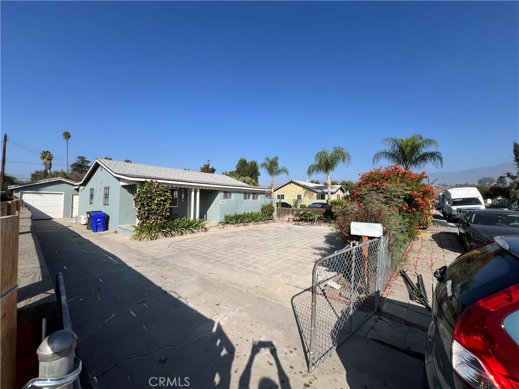 Main image without alt text