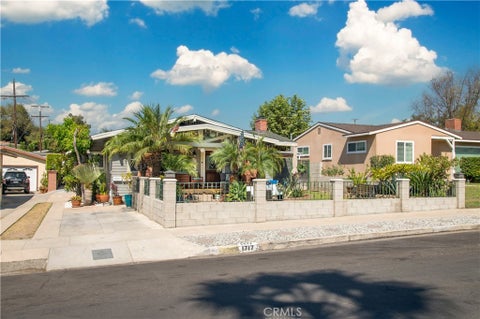 Photo of 1717 Phillips Way, Highland Park, CA 90042 (MLS # CV26194718)