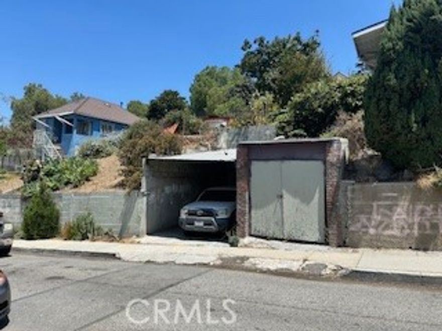 Uphill property about 5 ft from the street level with an awesome view to the ocean and 180 degrees thru many cities in the area including: Santa Monica miracle mile, Culver city downtown Downey and Montebello and Malibu on a clear day, access thru 1937 Delta St.

Prefer to sell concurrently with 1937 Delta St Single family home by the same seller.