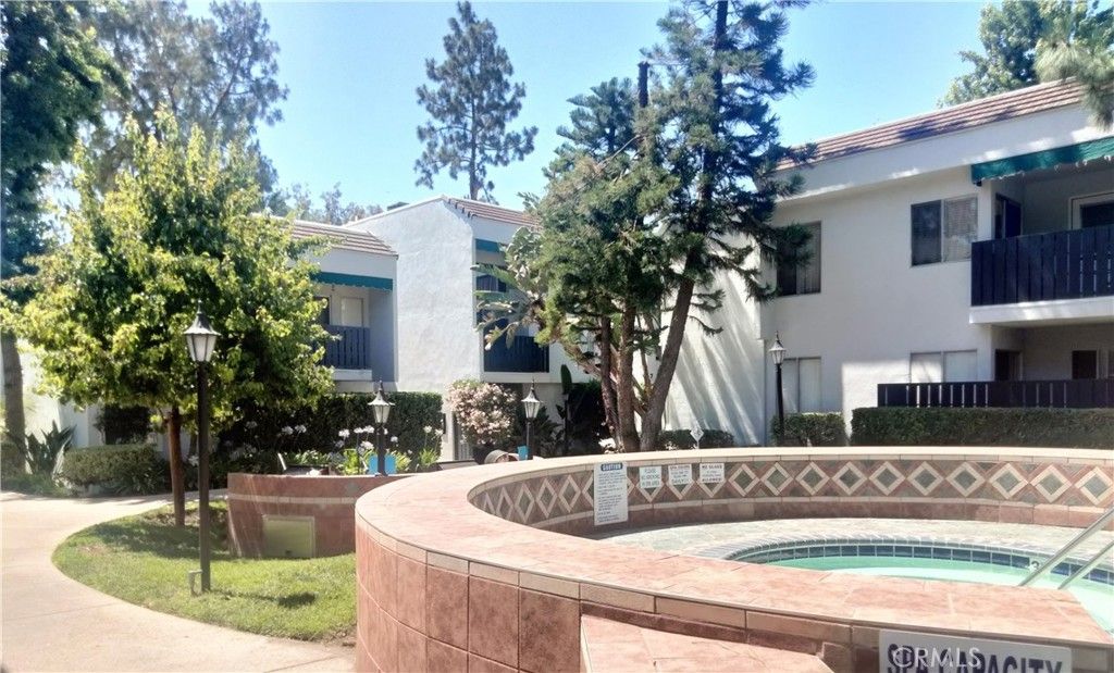 Photo of 18645 Hatteras St #186, Tarzana, CA 91356 (MLS # SR26037886)