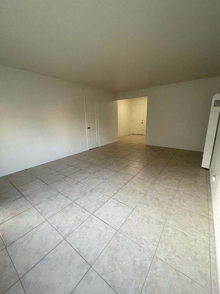 2 Bedrooms 1 Bath Unit located downstairs. in a Fourplex building very close to the City of San Diego and Chula Vista. Easy access to freeway.