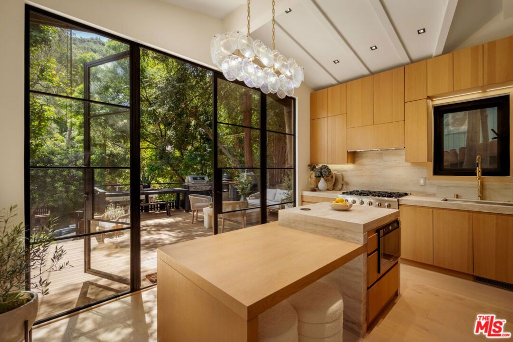 Photo of 8631 Lookout Mountain Avenue, Los Angeles, CA 90046 (MLS # 26738225)