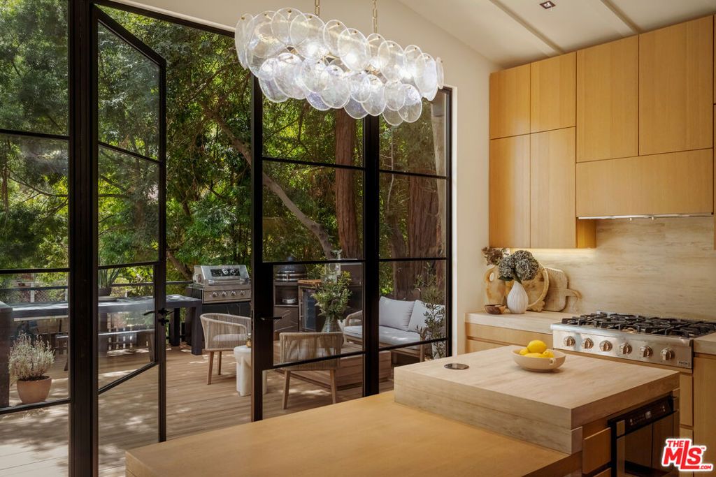 Photo of 8631 Lookout Mountain Avenue, Los Angeles, CA 90046 (MLS # 26738225)