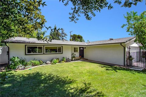 Photo of 20459 Tiara Street, Woodland Hills, CA 91367 (MLS # SR26105103)