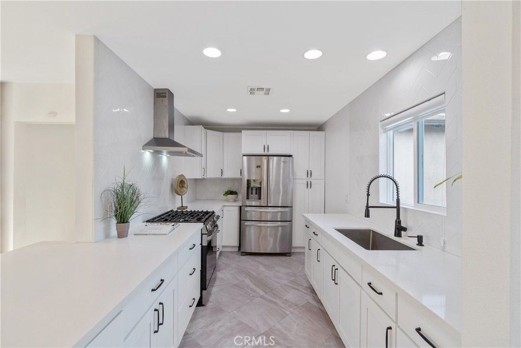 Photo of 8450 Calvin Avenue, Northridge, CA 91324 (MLS # GD25201134)