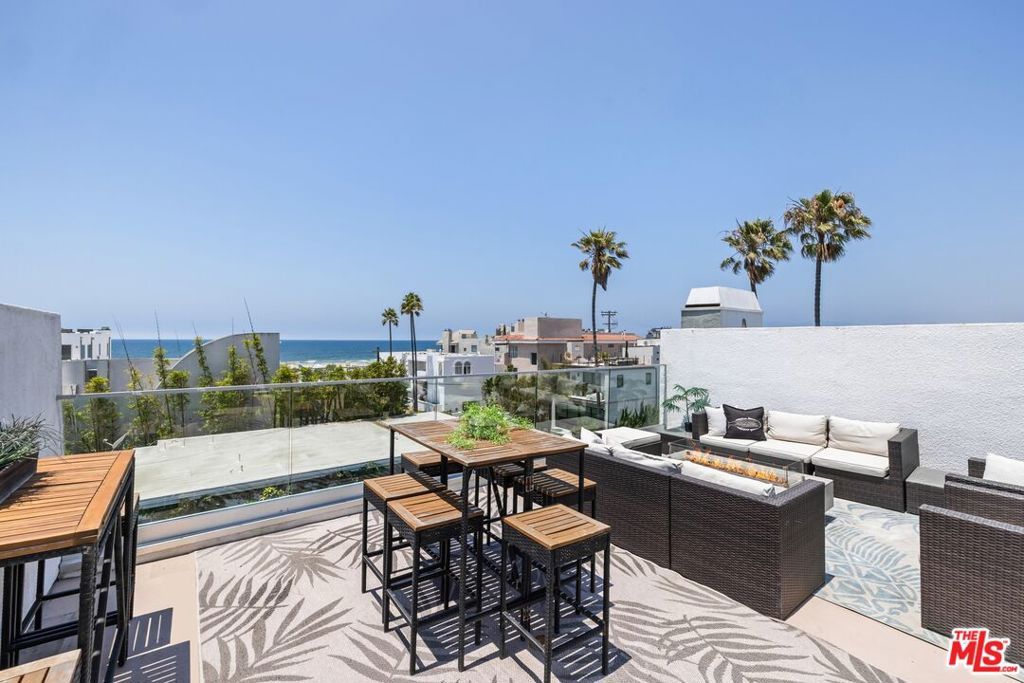 Photo of 32 Galleon Street, Marina Del Rey, CA 90292 (MLS # 25561159)