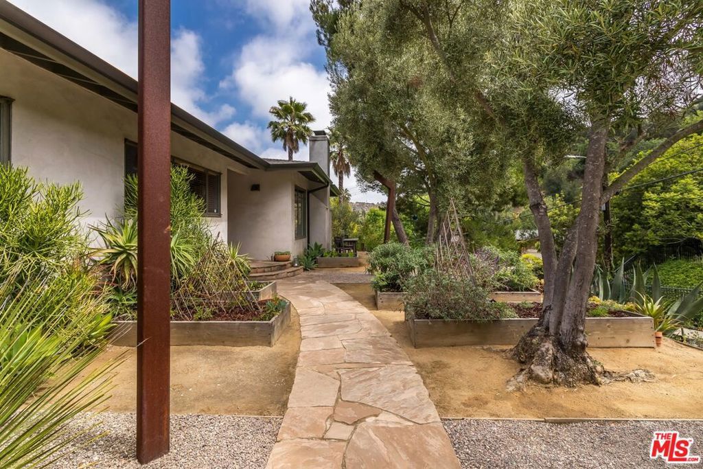 Photo of 8631 Allenwood Road, Los Angeles, CA 90046 (MLS # 25583841)