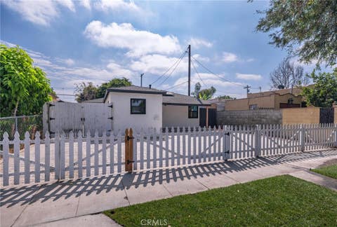 Photo of 5910 Walnut Ave AVE, Long Beach, CA 90805 (MLS # SB26178664)