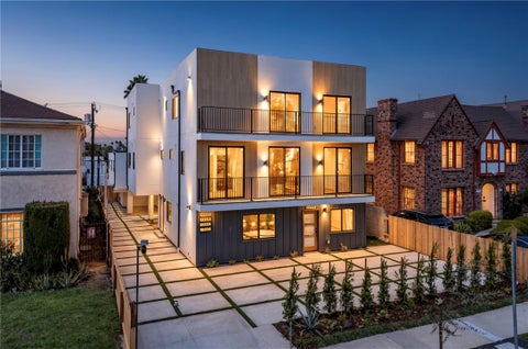 Photo of 1261 S Longwood Avenue #1, Los Angeles, CA 90019 (MLS # BB26193149)