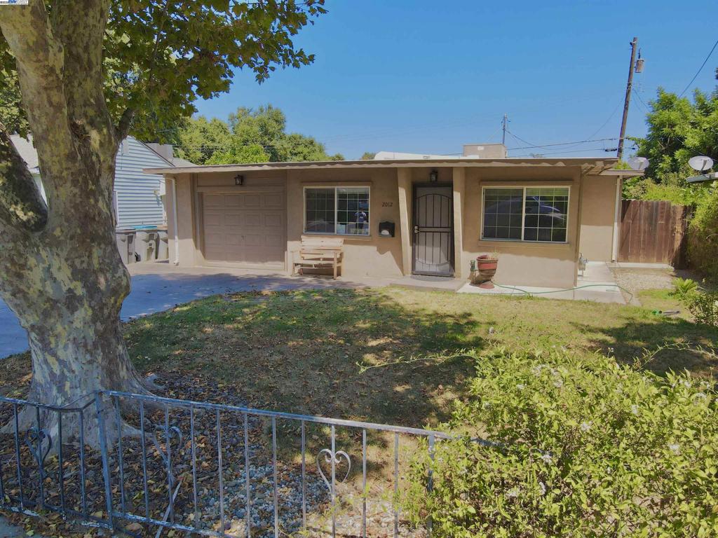 Charming single-family home featuring 2 bedrooms and 1 bath, perfect for first-time buyers or investors. Enjoy a beautiful backyard ideal for relaxing or entertaining. Conveniently located close to downtown Sacramento, offering easy access to dining, shopping, and entertainment. Don’t miss this opportunity to own a cozy home in a fantastic location!