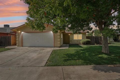 Photo of 1317 Tamarack Court, Newman, CA 95360 (MLS # ML82025193)