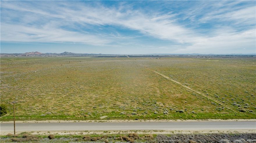 Vacant lot/Open land located in Southern California’s Antelope Valley, Rosamond.Rosamond is the gateway to Edwards’s AFB, and is just south of the emerging civilian spaceport at Mojave. To the south are the twin cities of Lancaster and Palmdale.