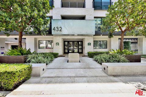 Photo of 432 N Oakhurst Drive #402, Beverly Hills, CA 90210 (MLS # 26828725)