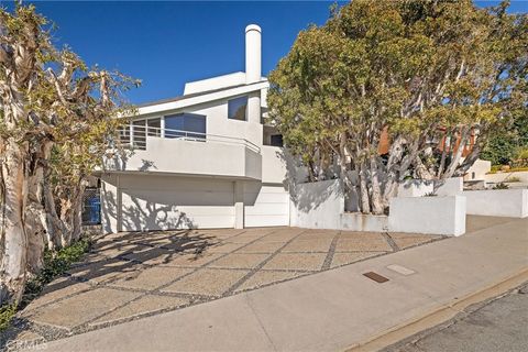 Photo of 621 6th Ave, Manhattan Beach, CA 90266 (MLS # SB26048769)