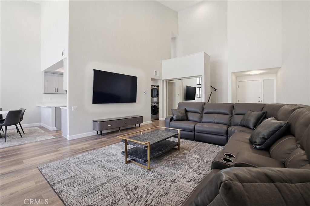 Photo of 5310 Zelzah Avenue #302, Encino, CA 91316 (MLS # SR26054398)