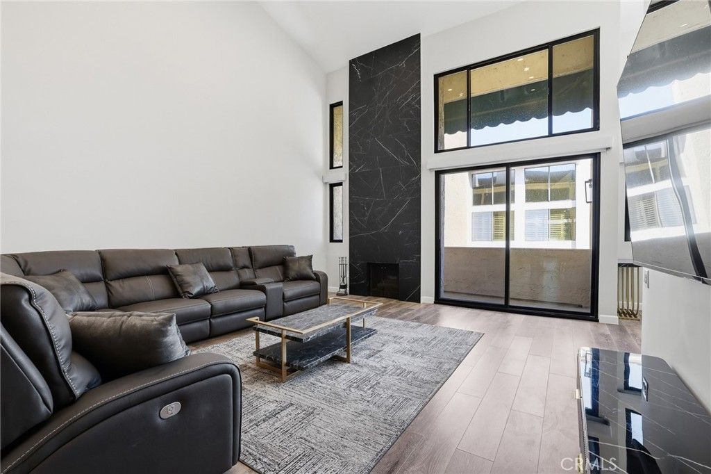 Photo of 5310 Zelzah Avenue #302, Encino, CA 91316 (MLS # SR26054398)