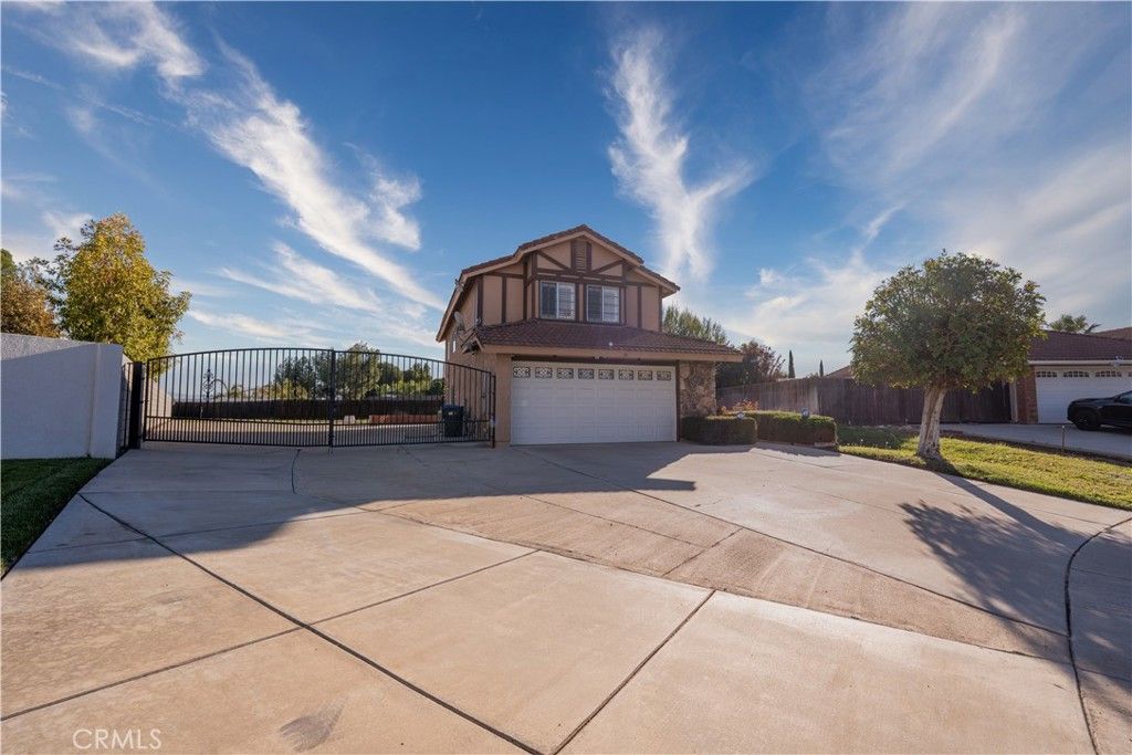 Photo of 761 Kingfisher Ct, Corona, CA 92879 (MLS # CV25242750)