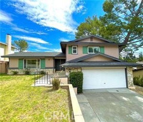 Photo of 19331 Green Mountain Dr, Newhall, CA 91321 (MLS # SR26066920)