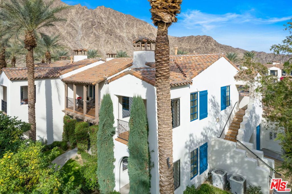 Fully furnished villa in prime location with mountain views. This residence offers 2 bedrooms (King and Queen), 2 bathrooms with soaking tubs, 2 private terraces, 2 fireplaces, a fully equipped kitchen, queen sofa bed, in-unit laundry, and garage parking. Sleeps up to 6.Community amenities include 12 salt-water pools with cabanas, beach-entry kids' pool with splash area, Jacuzzis, hammock garden, fitness center, and a 13,000 sq. ft. clubhouse. Located within the secured, guard-gated Legacy Villas community in La Quinta.