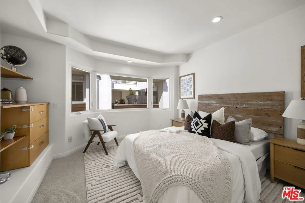 Santa Monica, California 90404, United States, 2 Bedrooms Bedrooms, ,3 BathroomsBathrooms,Residential,Active,217434