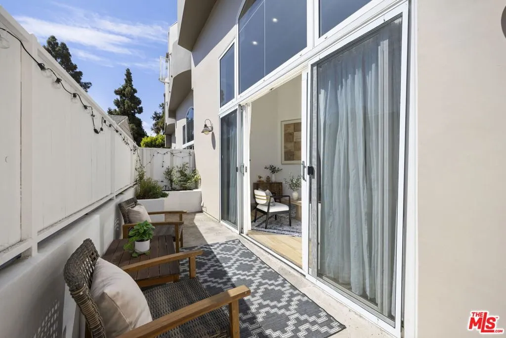 Santa Monica, California 90404, United States, 2 Bedrooms Bedrooms, ,3 BathroomsBathrooms,Residential,Active,217434