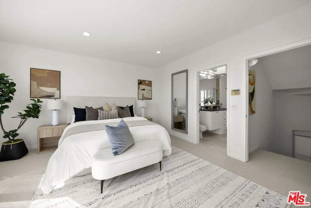 Santa Monica, California 90404, United States, 2 Bedrooms Bedrooms, ,3 BathroomsBathrooms,Residential,Active,217434