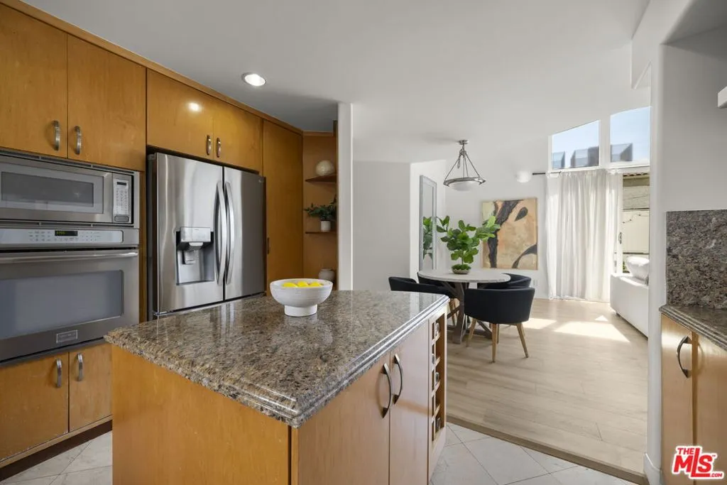 Santa Monica, California 90404, United States, 2 Bedrooms Bedrooms, ,3 BathroomsBathrooms,Residential,Active,217434