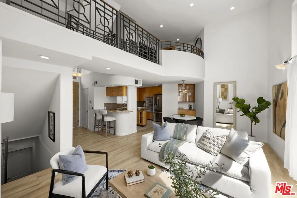 Santa Monica, California 90404, United States, 2 Bedrooms Bedrooms, ,3 BathroomsBathrooms,Residential,Active,217434