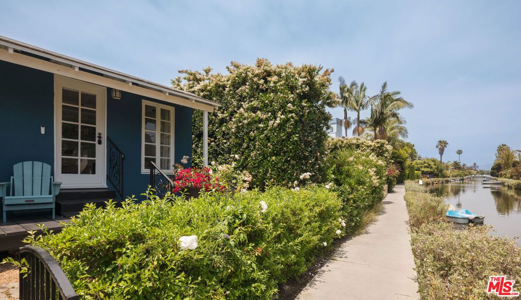 Photo of 3003 Grand Canal, Venice, CA 90291 (MLS # 25607419)