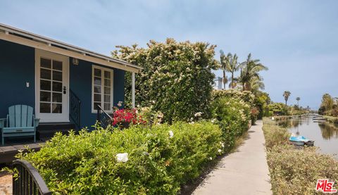 Photo of 3003 Grand Canal, Venice, CA 90291 (MLS # 25607419) Photo of 3003 Grand Canal, Venice, CA 90291 (MLS # 25607419)