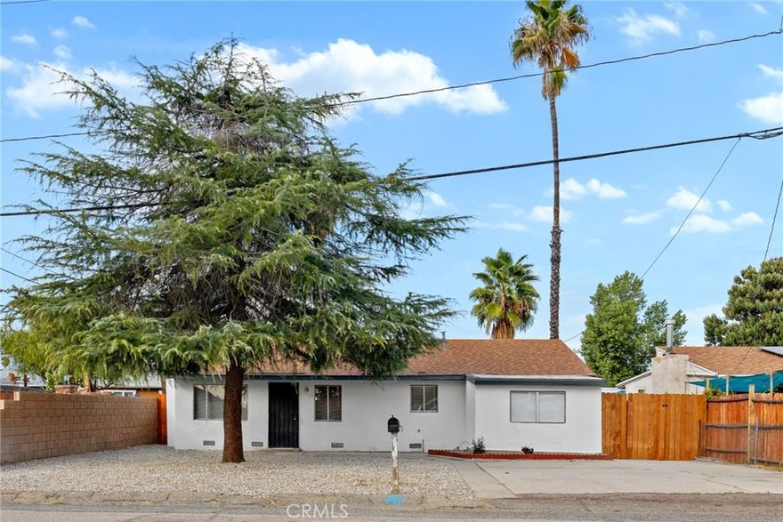 Freshly renovated 3 bedroom 1 bath home on large lot located in desirable Southeast Hemet.  Living room has beamed ceiling and wood-burning fireplace. Kitchen has new granite-look laminated counter tops, gas stove, and built-in bookcase perfect for cookbooks and knickknacks. Full bathroom with new vanity and toilet, shelves, and tub/shower with decorative glass tile-work. Inside laundry/mud room. Linen closet. New paint and carpet. 3 wall ACs and gas wall furnace. Front and rear security screen doors. Covered patio. Block wall fencing on 2 sides. Side yard access to backyard wide enough for a car or a small boat or trailer. Rock-scaped front yard with huge shade tree.