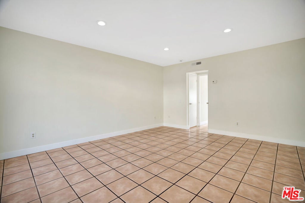 10065 De Soto Avenue 304