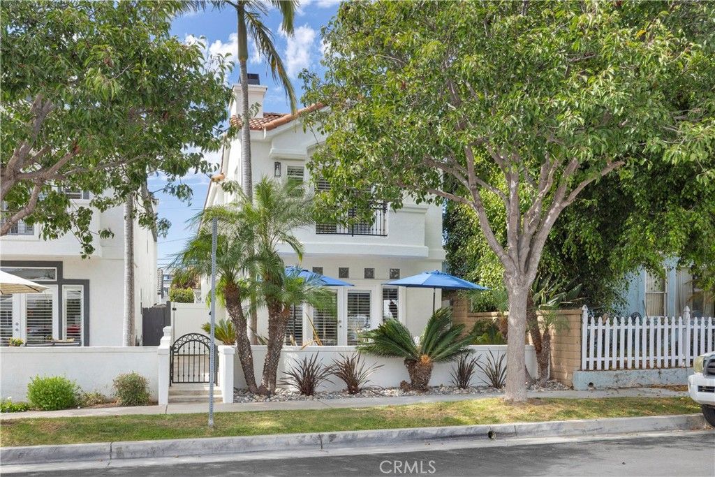 Photo of 605 California Street, Huntington Beach, CA 92648 (MLS # OC25237041)