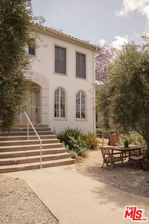 852 Hyperion Avenue