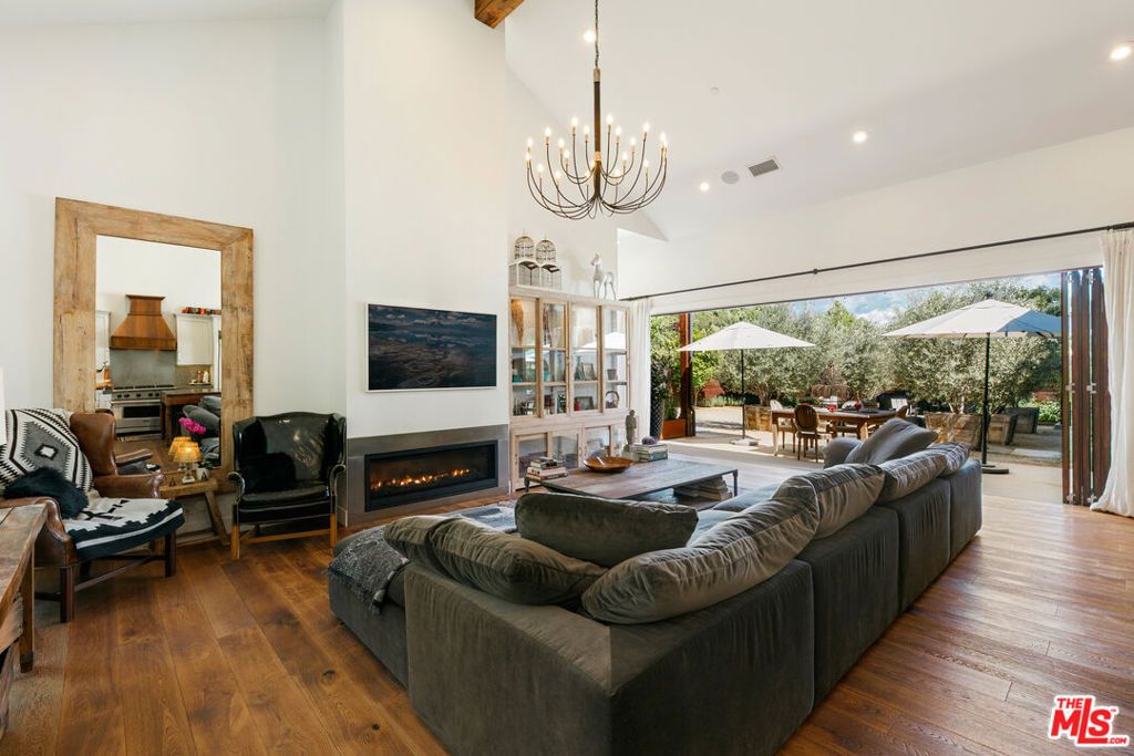 Photo of 28960 Crags Drive, Agoura Hills, CA 91301 (MLS # 26732919)