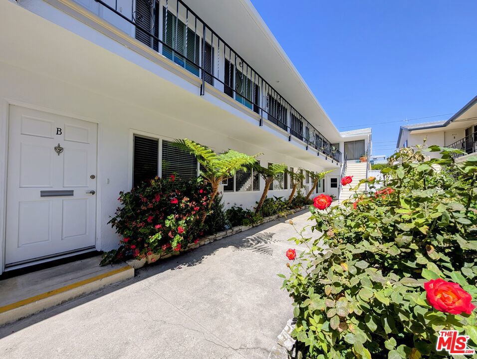 Spacious and charming one bedroom with a double wardrobe of closets! Great location between Wilshire and Montana avenues. Newly renovated, spacious and bright ground-floor unit with large windows overlooking rose garden. Hardwood floors, crown molding, recessed lighting and ceiling fans. Kitchen with granite counters, under-cabinet lighting and stainless steel appliances. Bedroom features floor to ceiling double closets with interior lighting. Laundry on site. Plenty of street parking. Owner pay water, trash and sewer. Tenant pays gas, electric, cable/internet and renter's insurance. Pets are welcome upon approval.