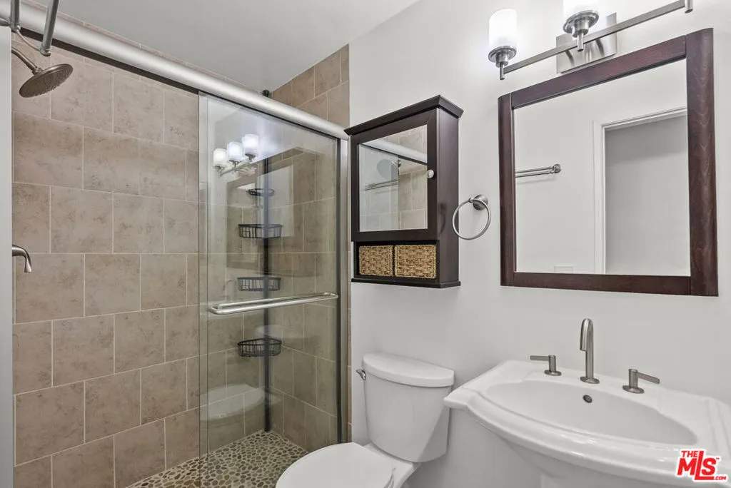 Los Angeles, California 90066, United States, 2 Bedrooms Bedrooms, ,2 BathroomsBathrooms,Residential,Active,245795