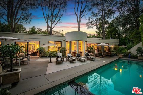 Photo of 1114 Sutton Way, Beverly Hills, CA 90210 (MLS # 26669883)