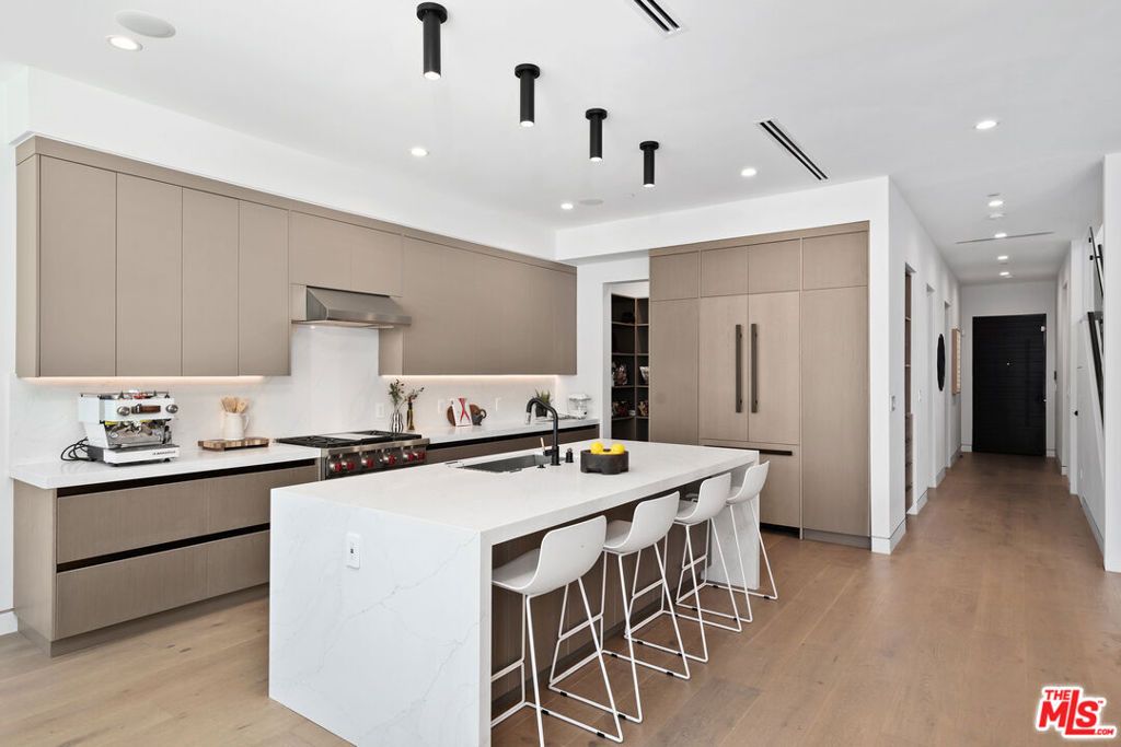 Photo of 714 N La Jolla Avenue, Los Angeles, CA 90046 (MLS # 25618957)